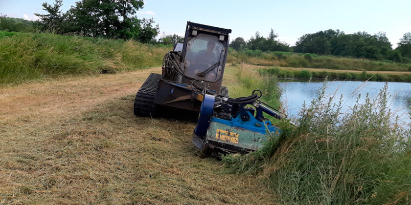 Fauchage déporté avec le Skid JCB